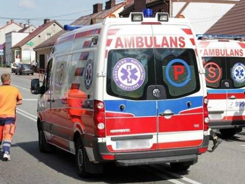 Wypadek na ul. Dąbrowskiego. 25-latek doznał urazu kręgosłupa