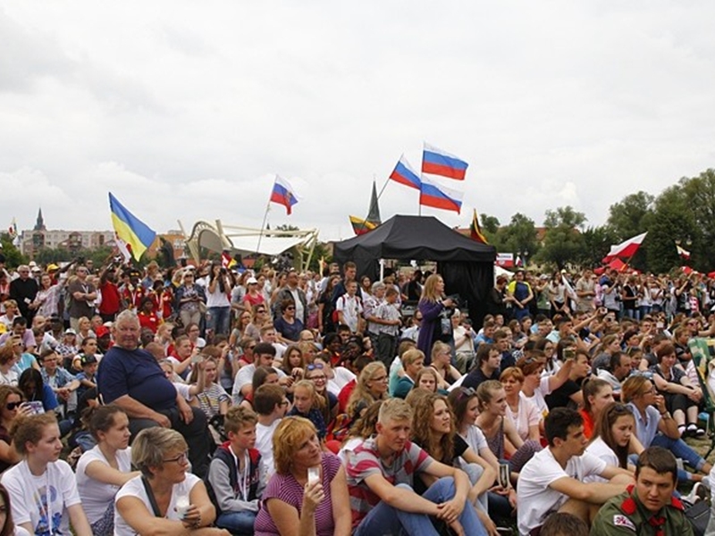Setki młodych na placu Jana Pawła II