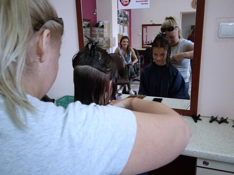 10-letnia Lena ścięła włosy, by pomóc innym