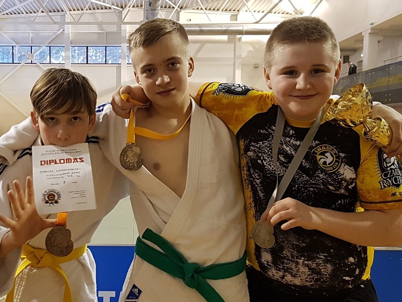 Młodzi judocy z medalami