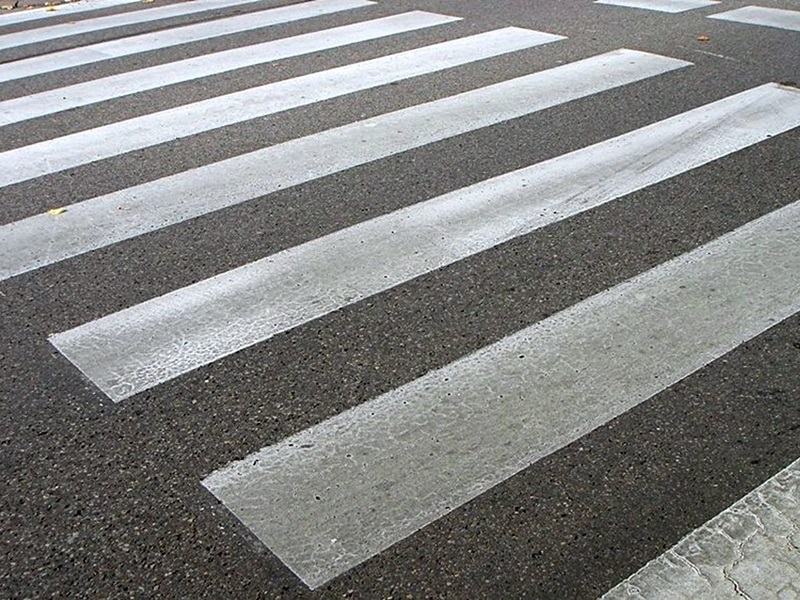 Radny chce ostrzegawczych napisów przed przejściami dla pieszych