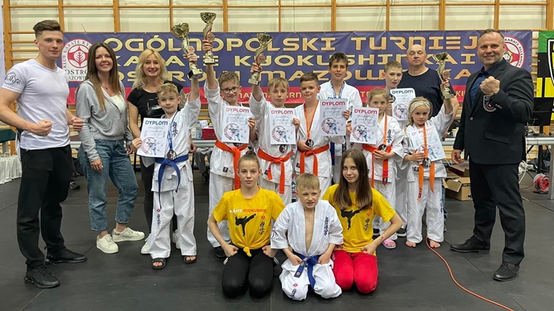 Osiem medali ełckich karateków