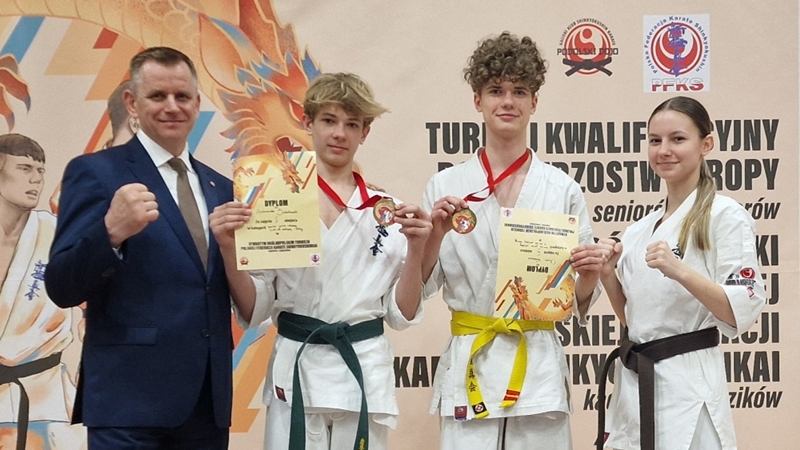 Dwa medale ełckich karateków